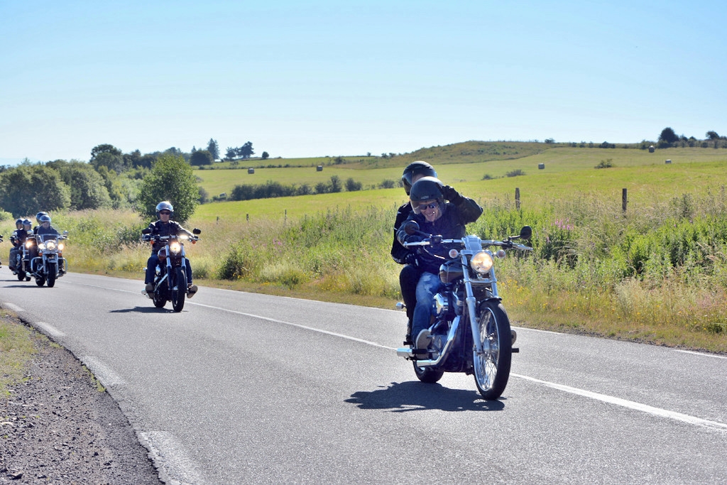 Des bikers roulent ensemble sur une route