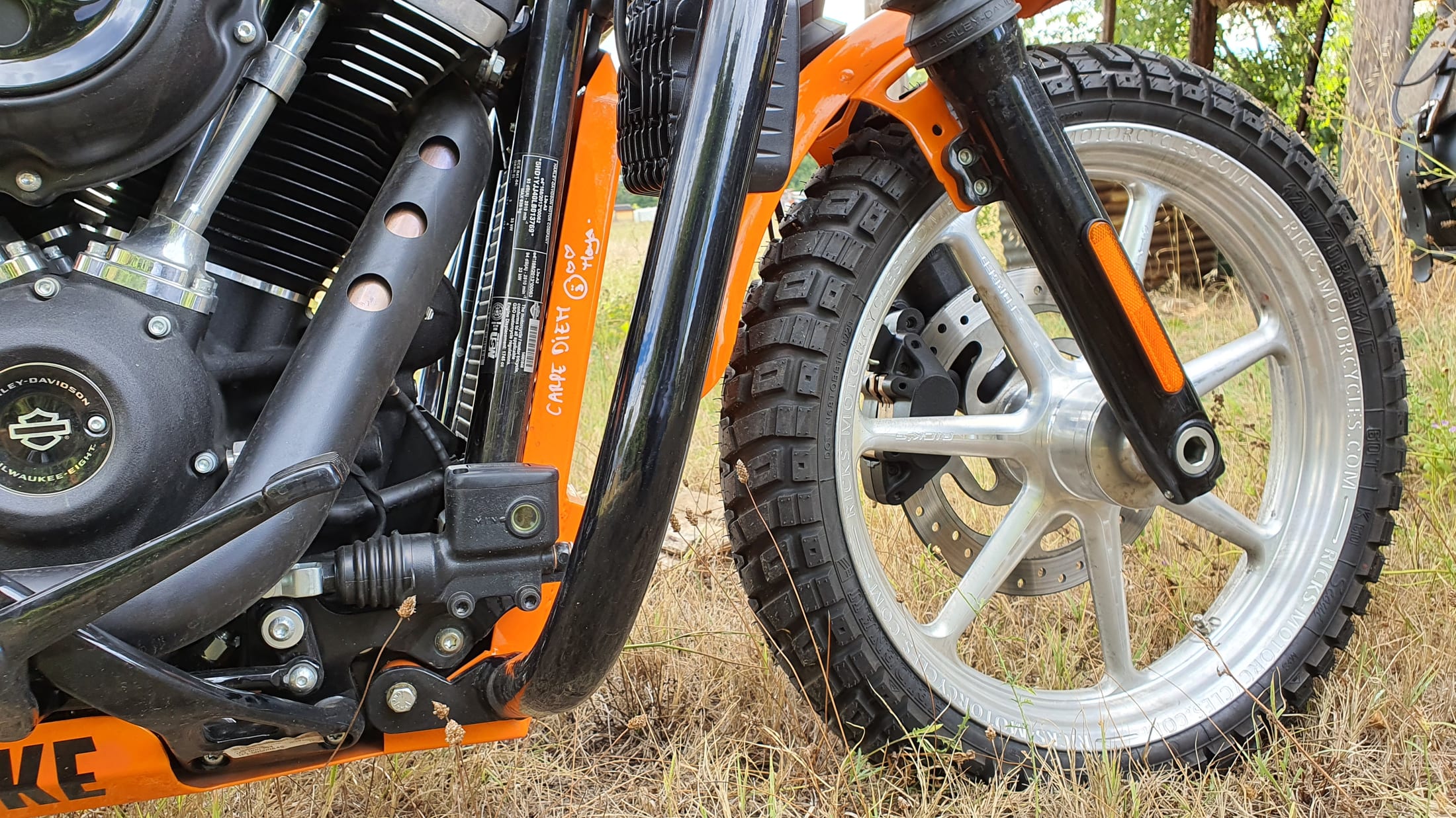 Détail de la roue avant et du moteur de la moto en 2020